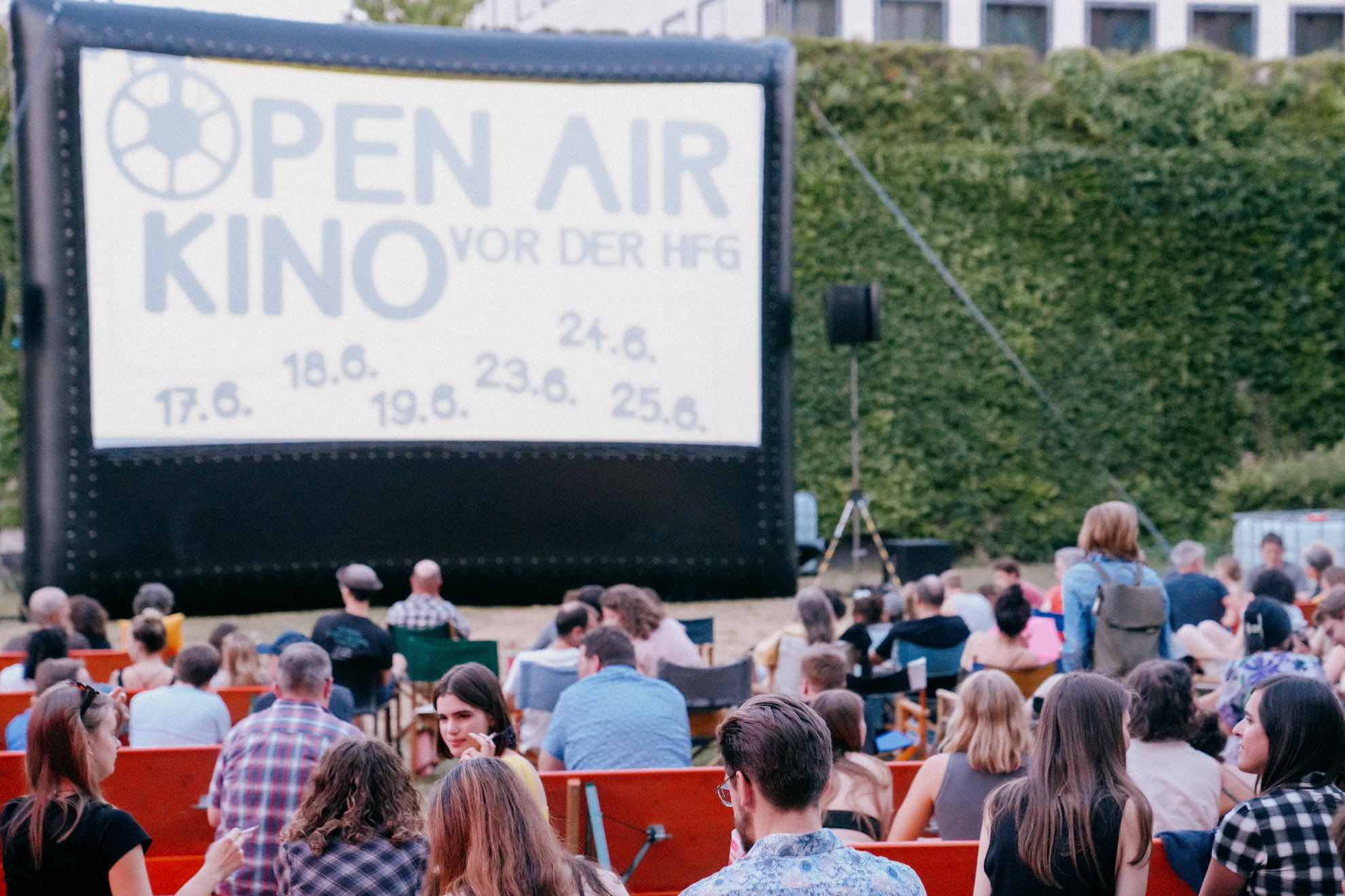 Open Air Kino 2023 Wiese Publikum von hinten